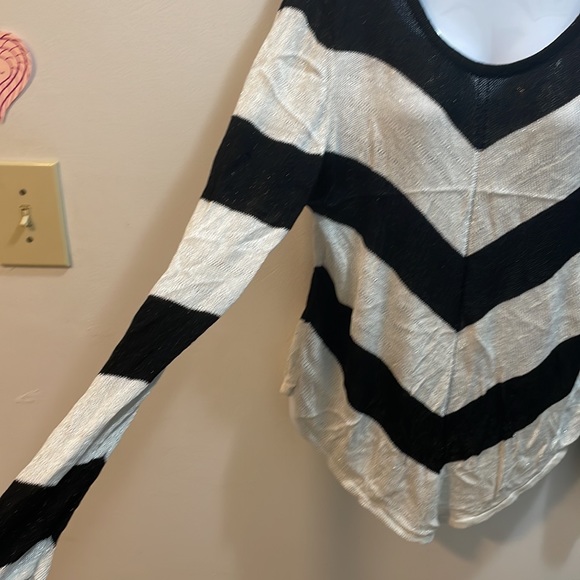 Black and white chevron sweater - Picture 2 of 3